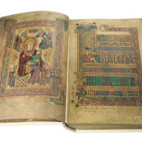 <p>Folio 7v: La Virgen y el Niño. Folio 8r: Breves causae de Mateo I-III</p>
