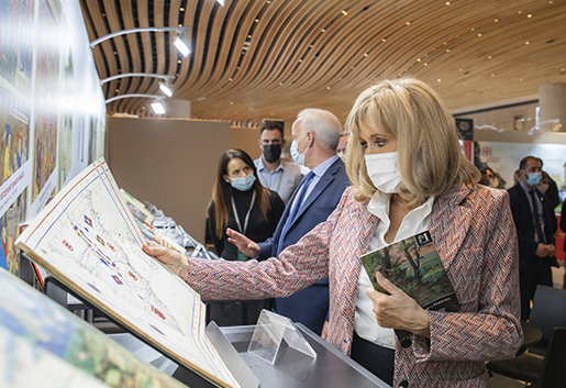 Brigitte Macron con el Atlas universal de Ferno Vaz Dourado