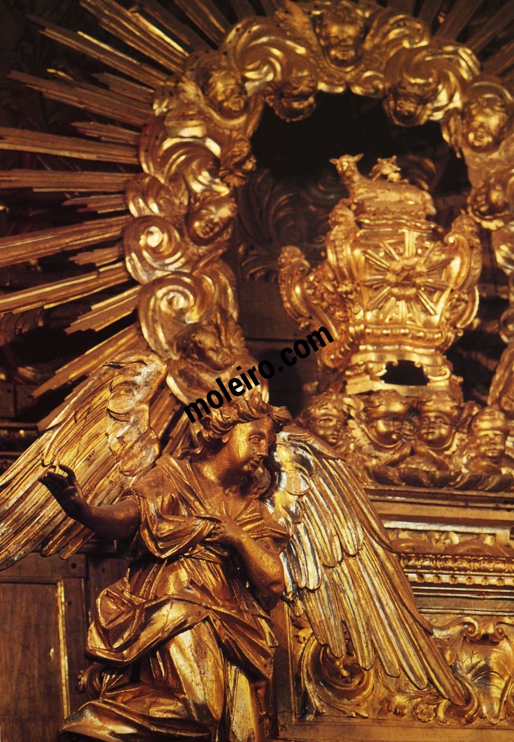 El Arte Barroco en España y Portugal Detail of the 'talha' – or niche housing the monstrance. São Pedro de Obidos church in Portugal.