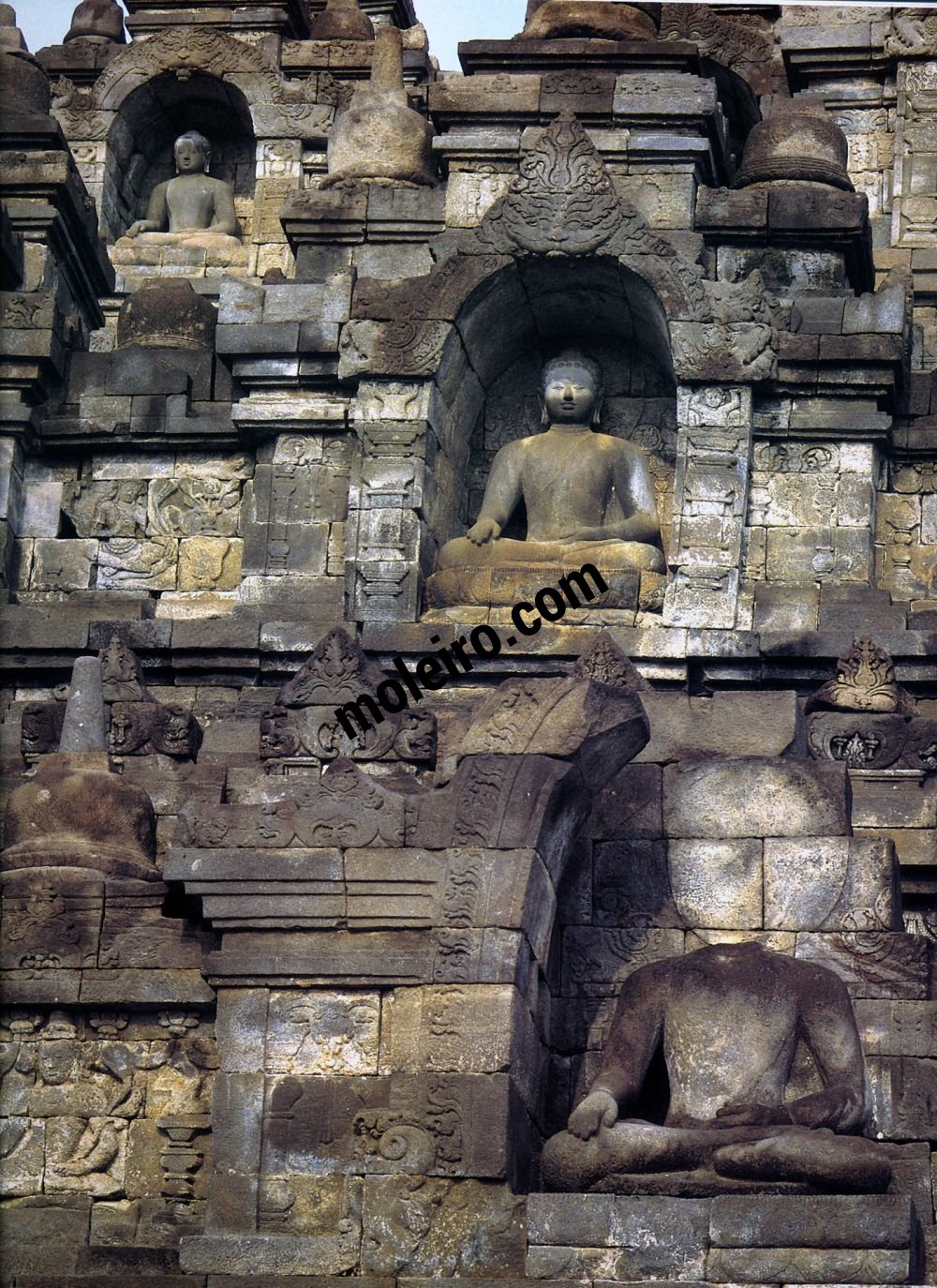 Borobudur Borobudur. Parte della facciata orientale que mostra le nicchie che alloggiano le statue del Jina Akshobhya.