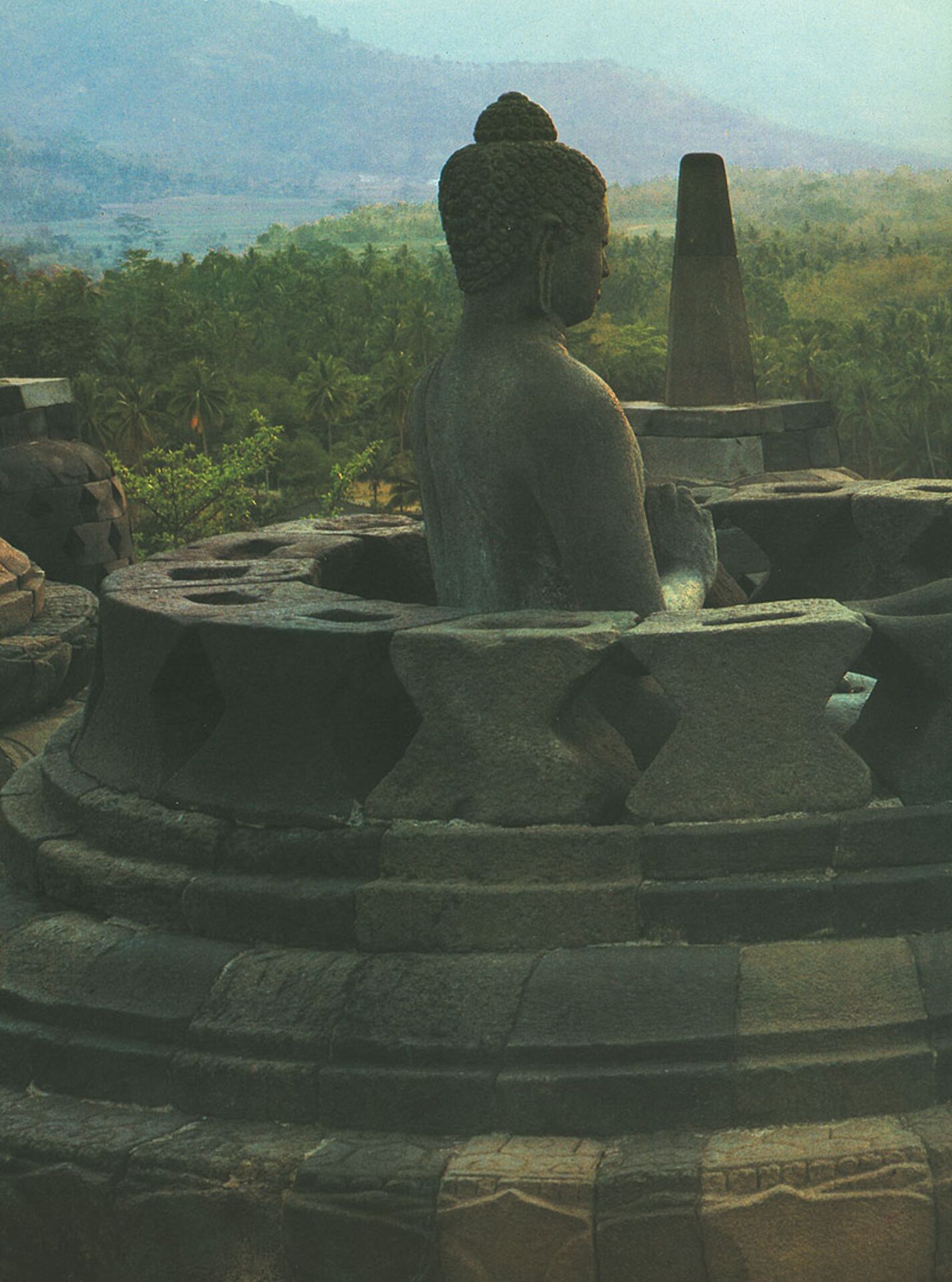 Terraza redonda con su stûpa calado. Imagen de Vairochana, el Buda supremo.