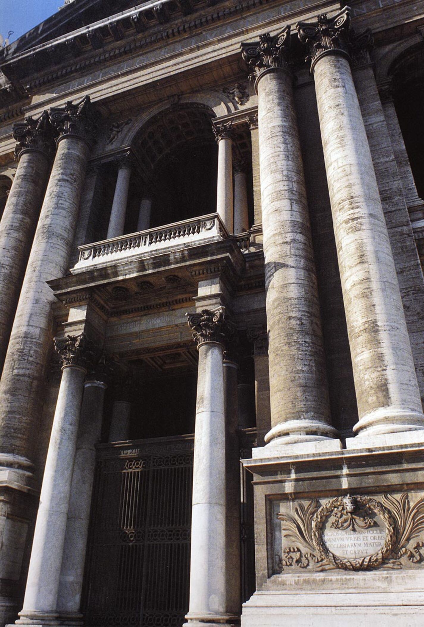 Basílica de San Juan, detalle del pórtico y galería.