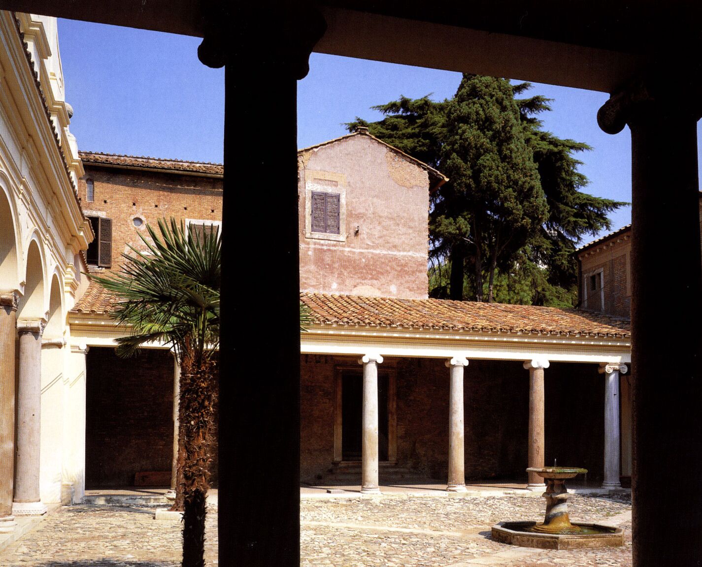 Basí­lica de San Clemente, atrio y patio de entrada, siglo IV.