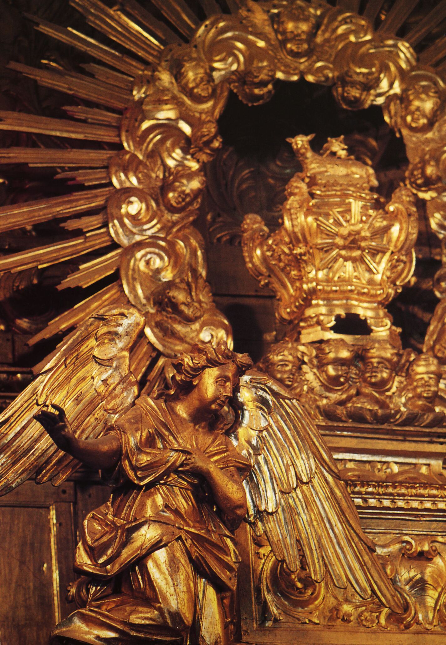 Detalle de la 'talha' - u hornacina de exposicíon de la custodia. Iglesia de São Pedro de Obidos, Portugal.