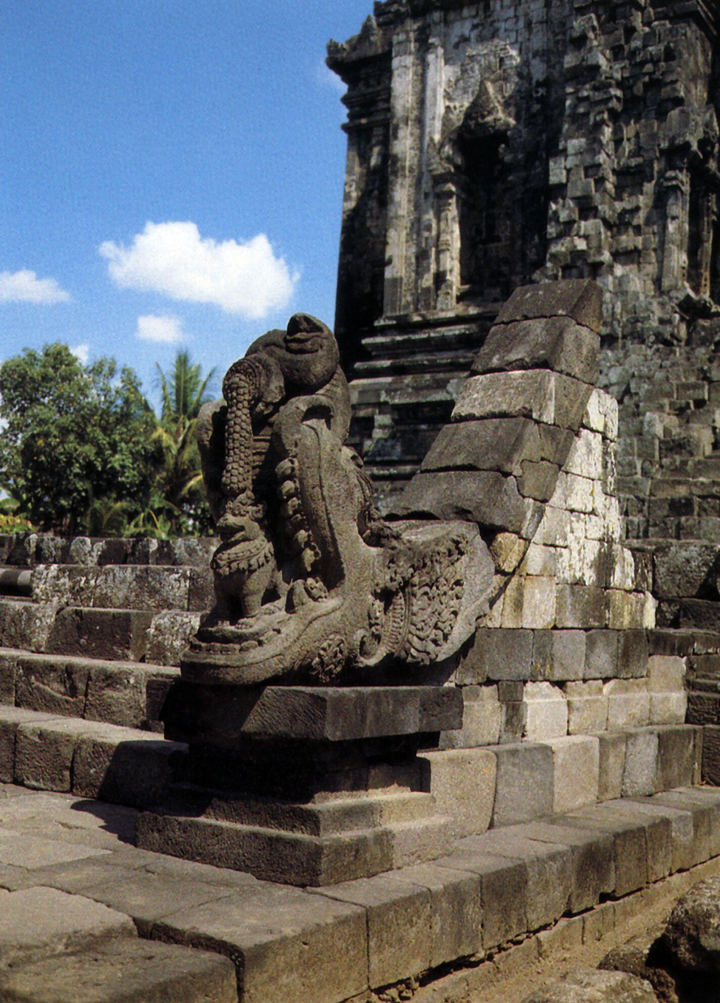 Decoración de makara que adorna una de las entradas del chandi Kalasan.