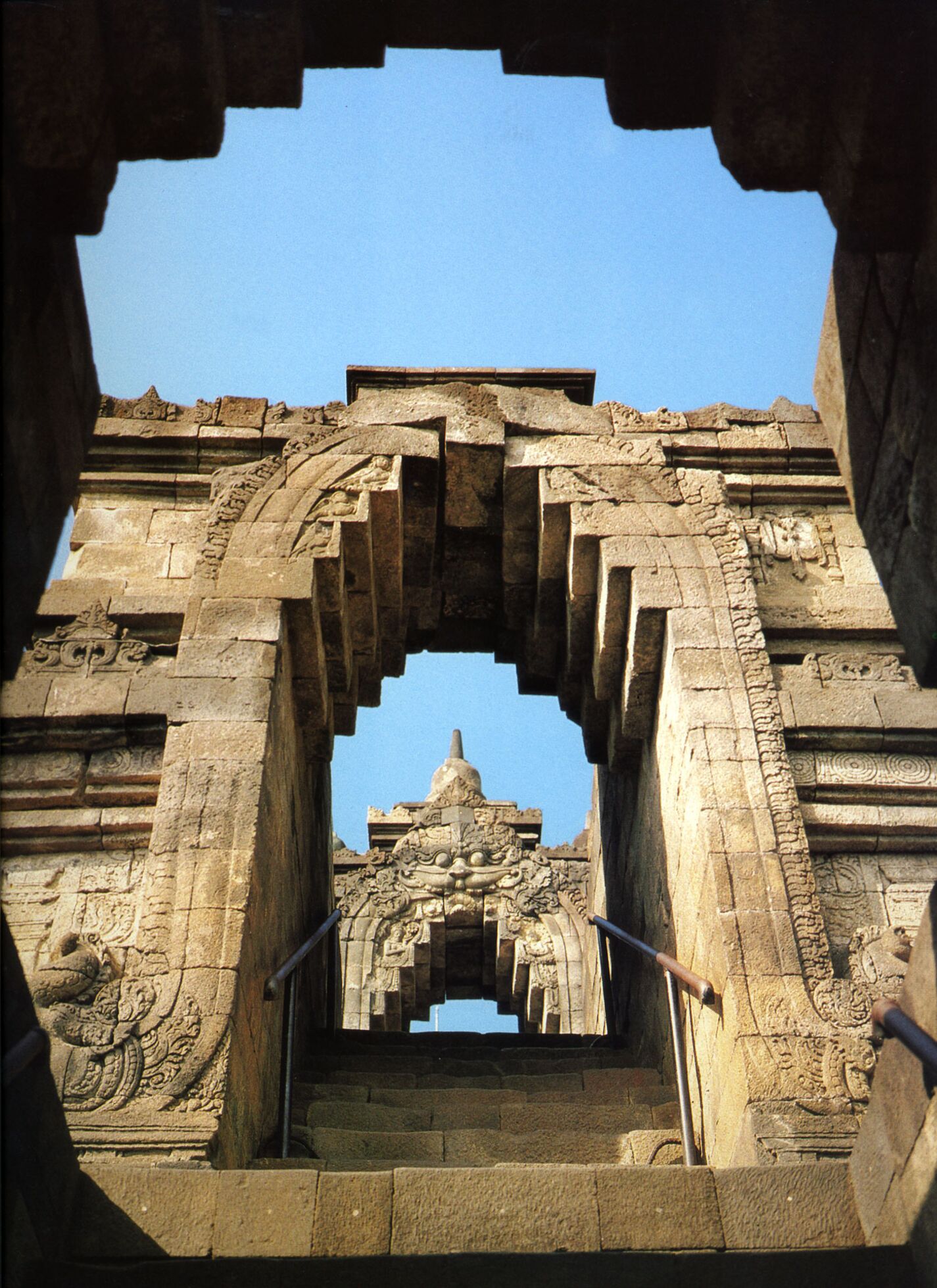 Borobudur. Escalera principal (entrada este), con las “puertas” de la tercera y la cuarta galerías.