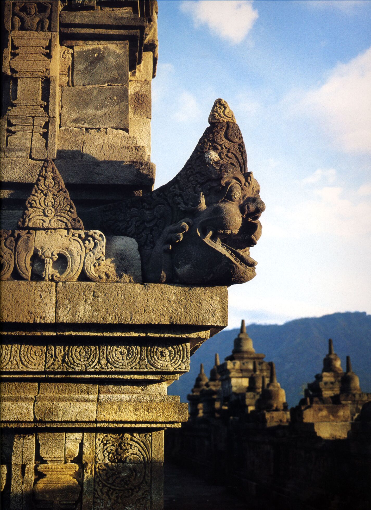 Borobudur. Cuarta galería, gárgola de ángulo de la quinta balaustrada