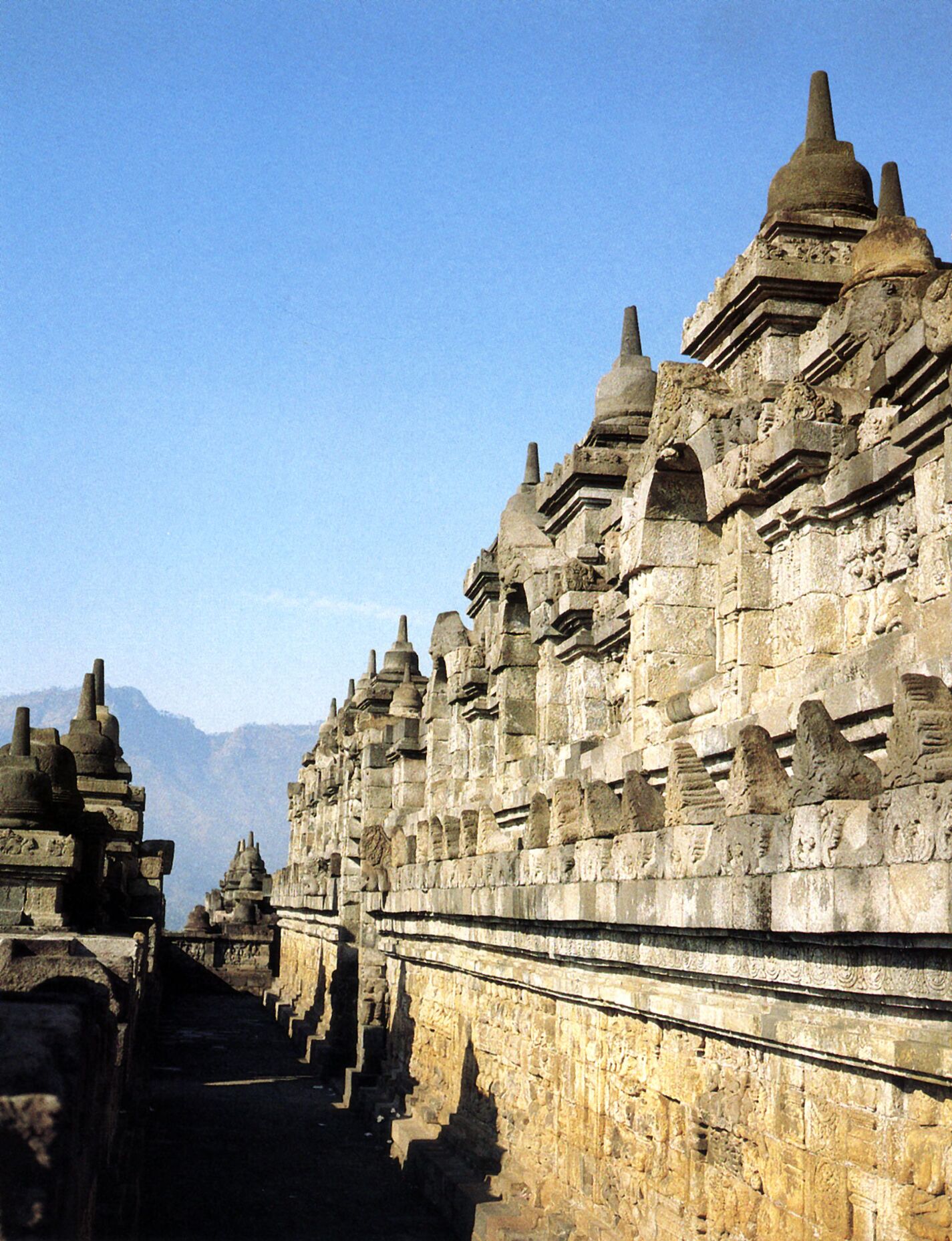 Borobudur. Vista general de la cuarta galería