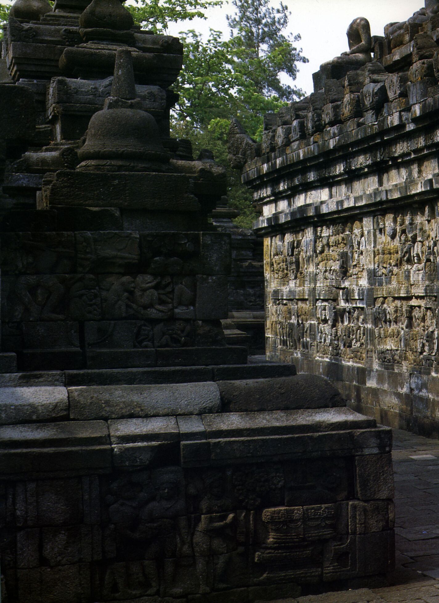 Borobudur. Muro oeste de la primera galería, del lado norte.