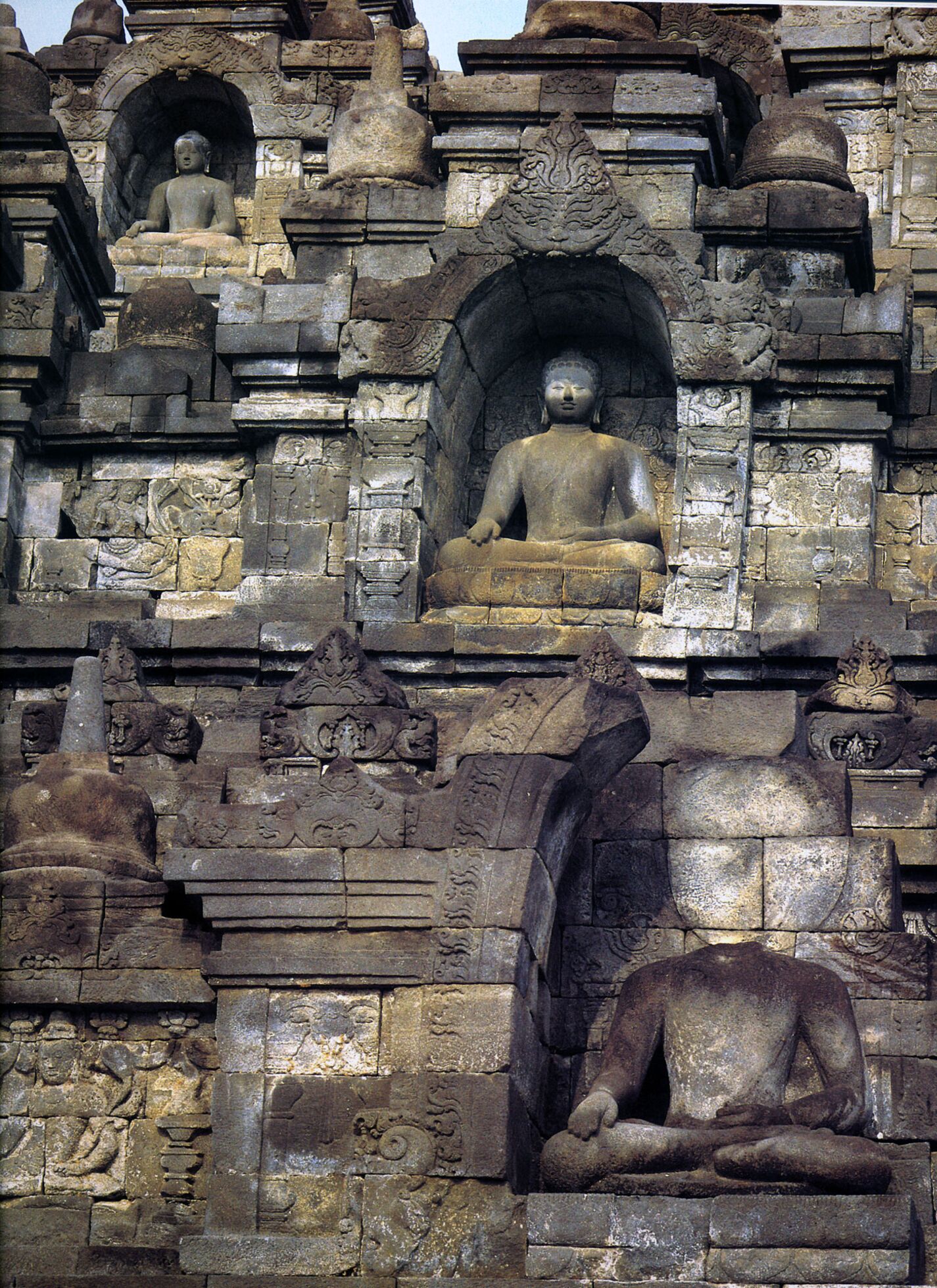 Borobudur. Parte de la fachada oriental que muestra las hornacinas que albergan las estatuas del Jina Akshobhya