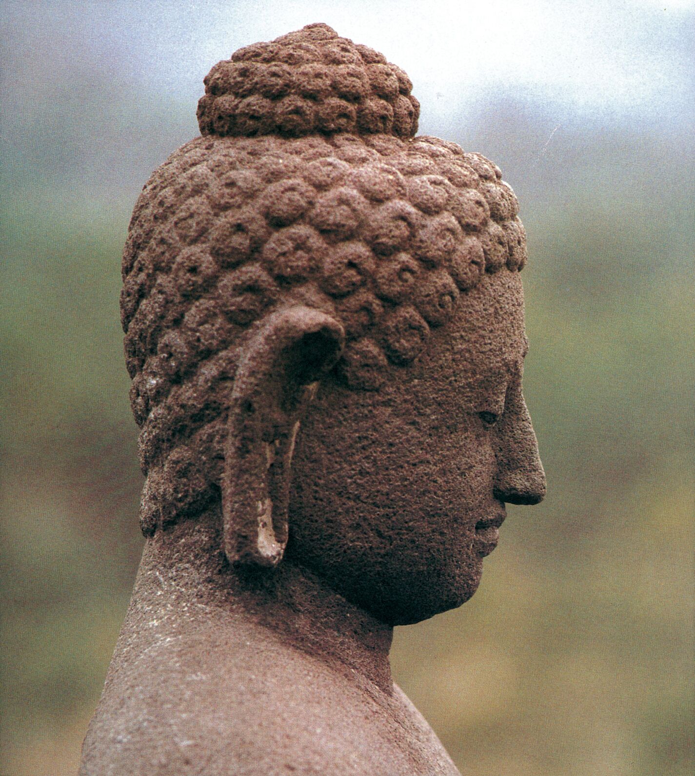 Borobudur. Estatua del Jina Amithba, angulo norte de la primera balaustrada de la fachada oeste.