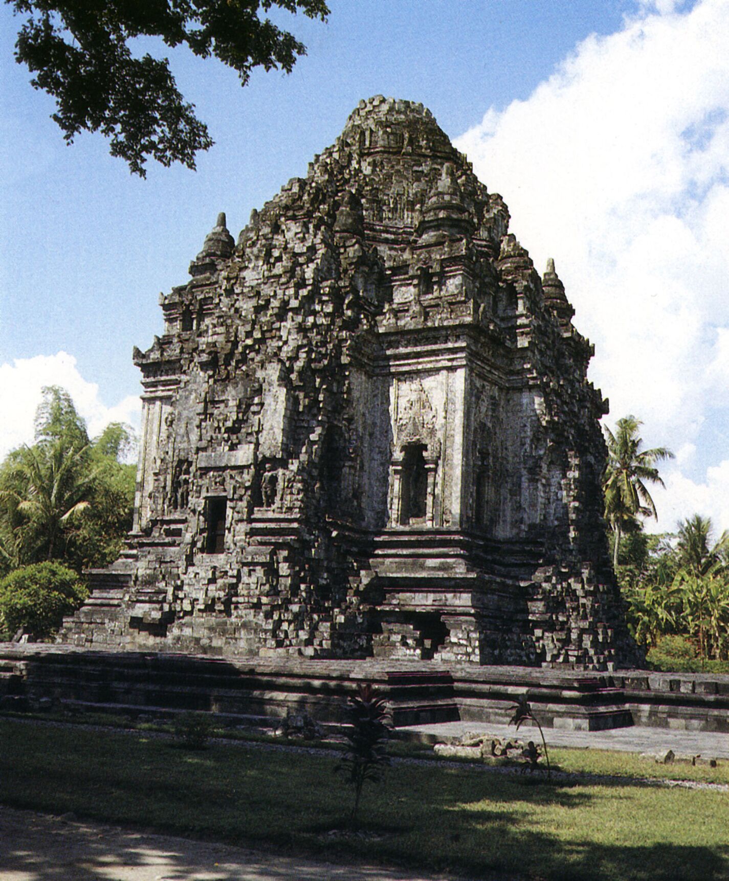 Chandi Kalasan, en Prambanan. Gran santuario budista. Siglos VIII-IX.